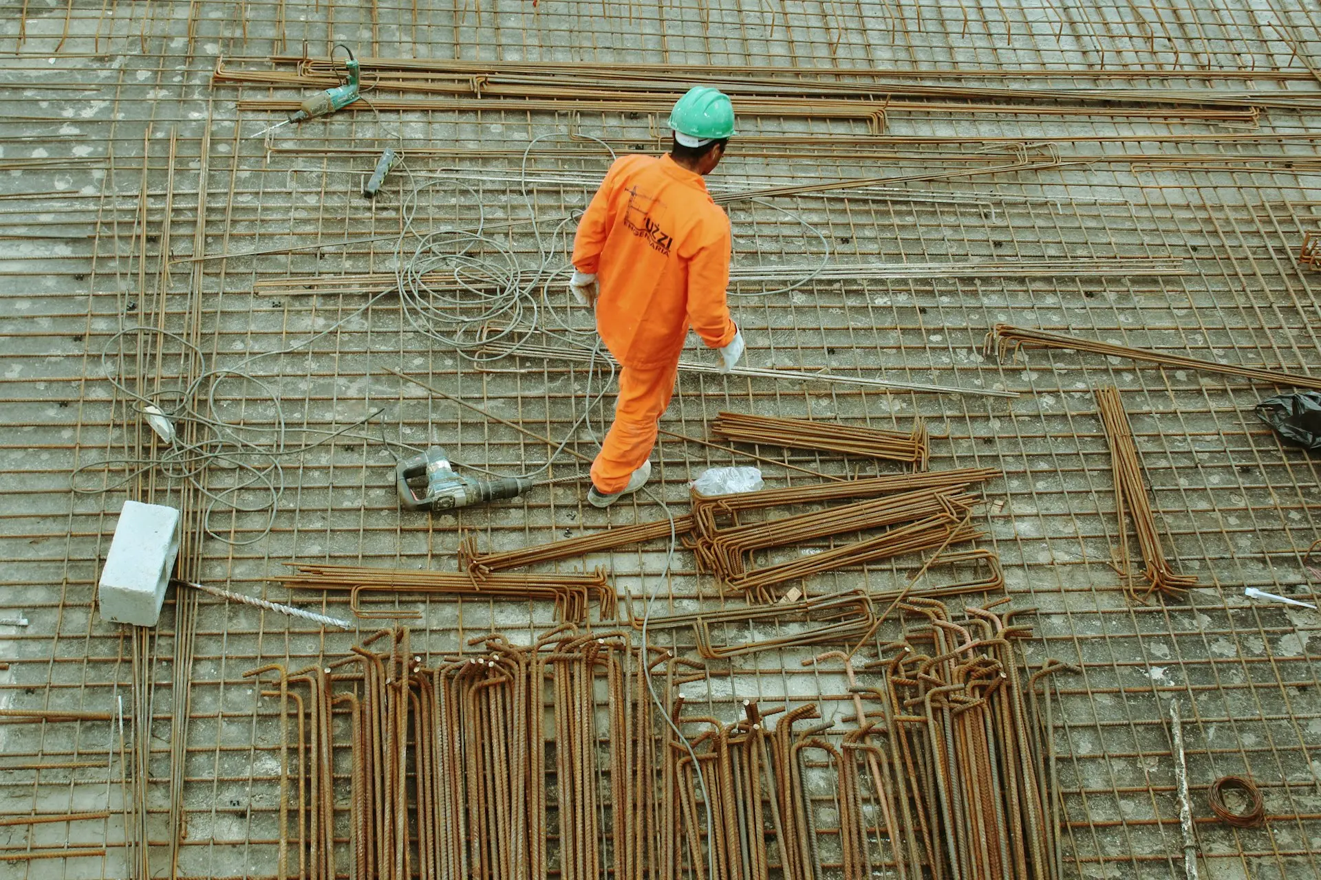 Zusammenarbeit mit erfahrenen Handwerkern, Ingenieuren & Lieferanten Starke Partnerschaften – Hochwertige Bauprojekte durch unser Netzwerk aus renommierten Handwerkern, Ingenieuren und Lieferanten.