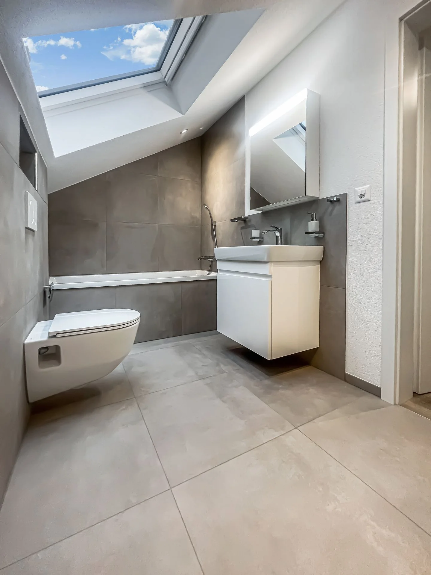 Optimiertes Badezimmerfoto mit angepasster Helligkeit und natürlicher, klarer Raumwirkung