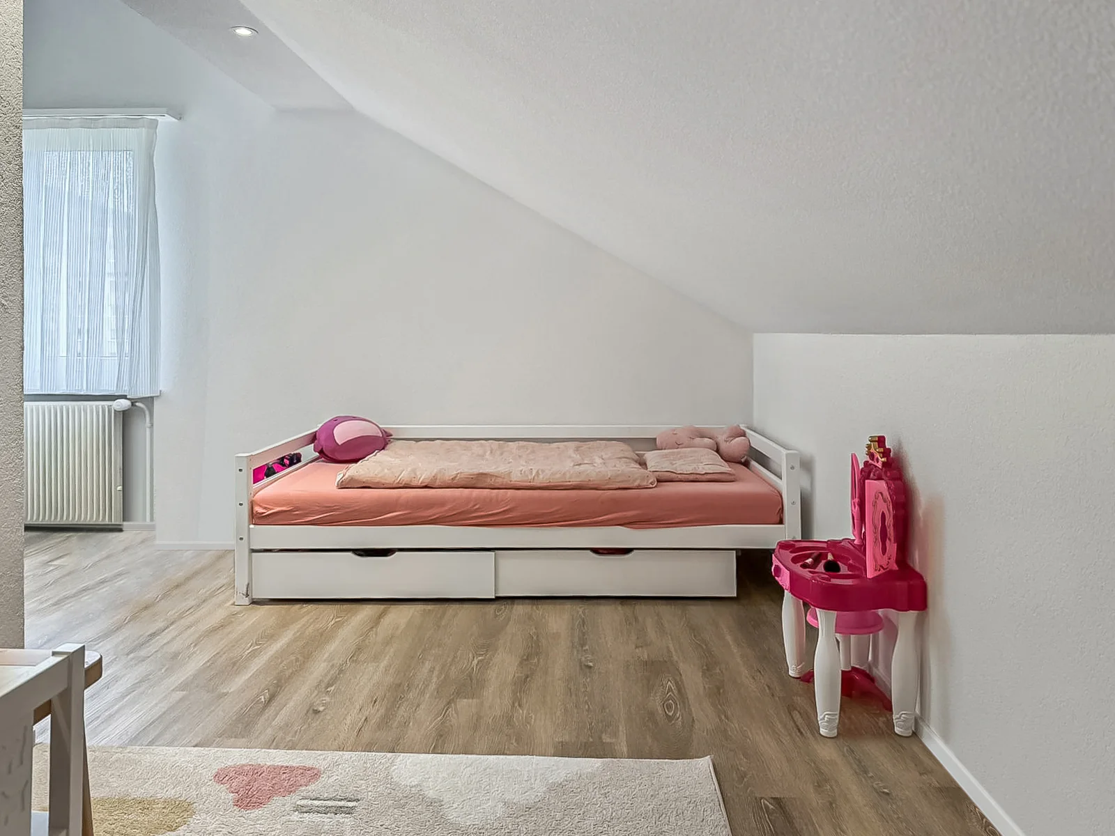 Optimiertes Foto eines Kinderzimmers im Dachgeschoss mit verbesserter Helligkeit und klarer Darstellung