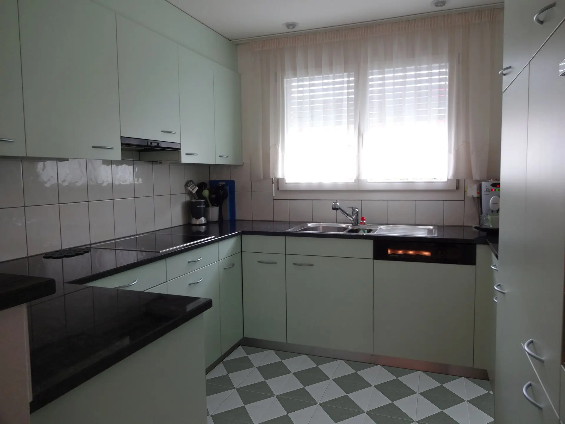 Vorher-Bild für Bildoptimierung – Küche mit Anpassungsbedarf Bildoptimierung einer Küche vor der Bearbeitung – dunkle Fronten und Spiegelungen für professionelle Nachbearbeitung