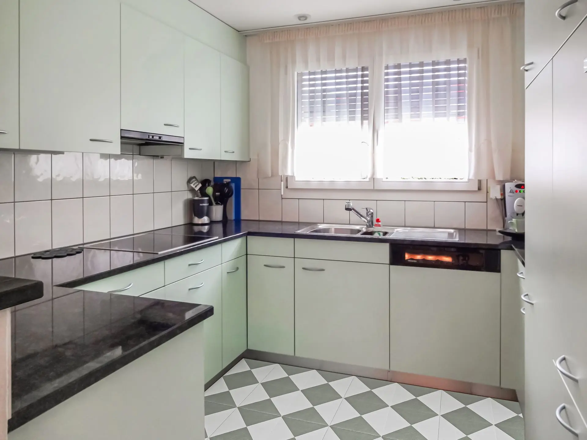 Nachher-Bild nach Bildoptimierung – moderne Küche in perfekter Darstellung Optimierte Küchenvisualisierung mit hellen Fronten und klarer Linienführung für Immobilienpräsentationen