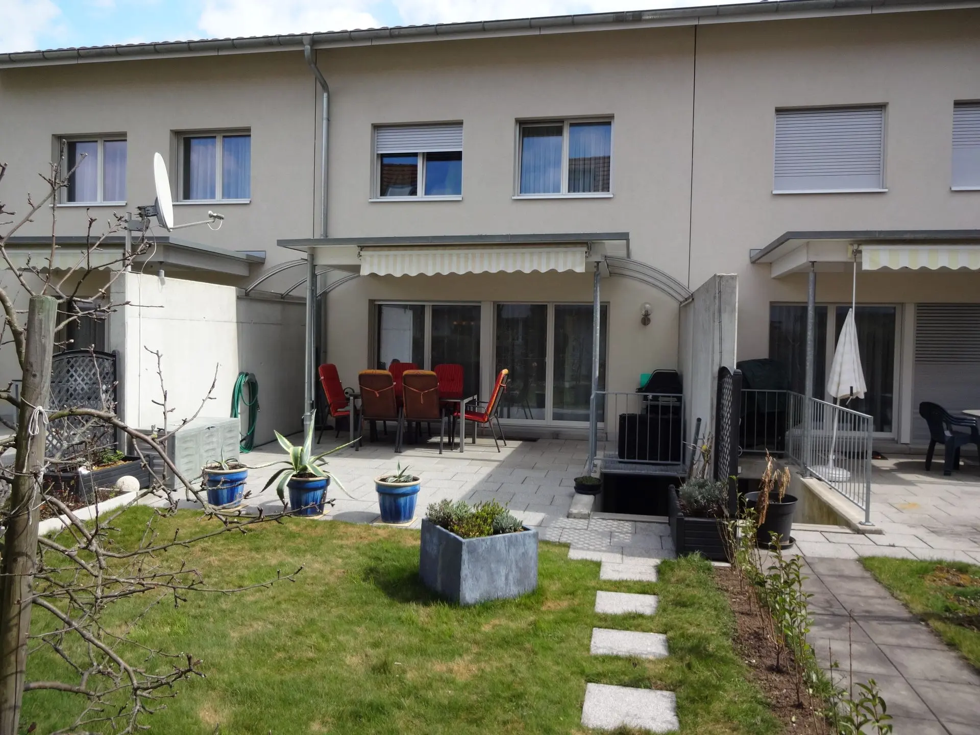 Vorher-Bild für Bildoptimierung – Reihenhaus mit Garten Bildoptimierung eines Reihenhauses vor der Bearbeitung – Garten und Fassade mit natürlicher Darstellung