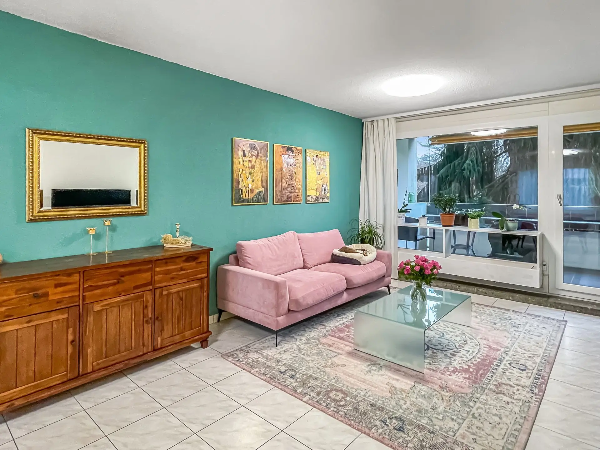 Bildoptimierung eines Wohnzimmers mit rosa Sofa, Glas-Couchtisch und grossen Fenstern für hochwertige Visualisierungen