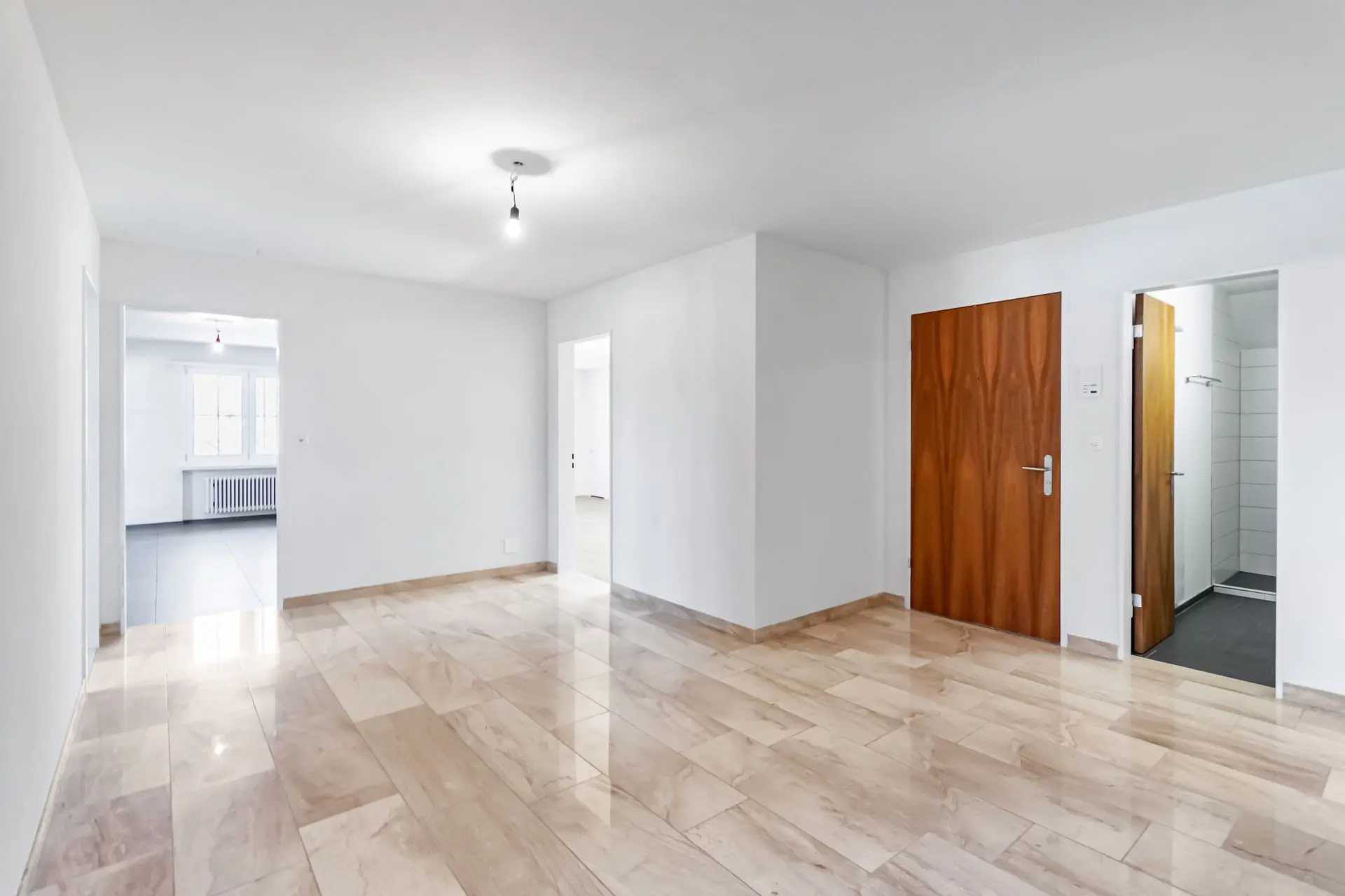 Bildoptimierung für Immobilienfoto – Eingangsbereich mit Holztür Optimiertes Foto eines Eingangsbereichs mit Holztür und weissen Wänden