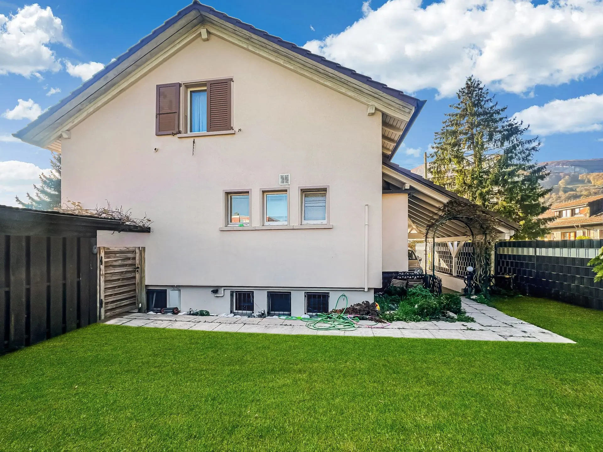 Bildoptimierung für Immobilienfoto – Einfamilienhaus mit Garten Optimiertes Foto eines Einfamilienhauses mit gepflegtem Rasen und klarer Fassadendarstellung