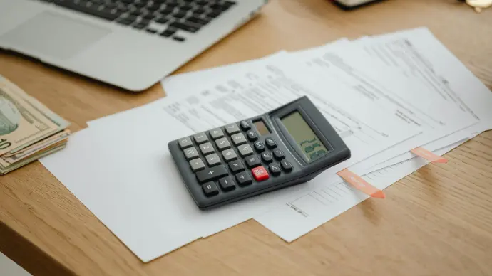 Baukostenrechner mit Unterlagen – Budgetplanung beim Hausbau