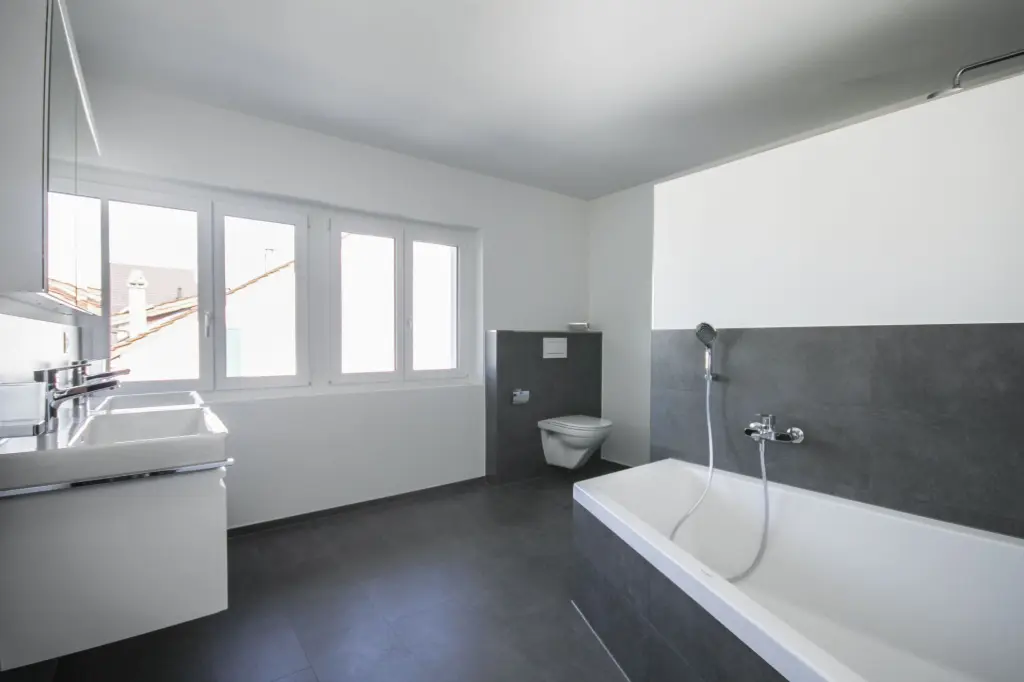 Badezimmer mit Fenster Badezimmer mit Badewanne und Tageslicht – neutral gehalten