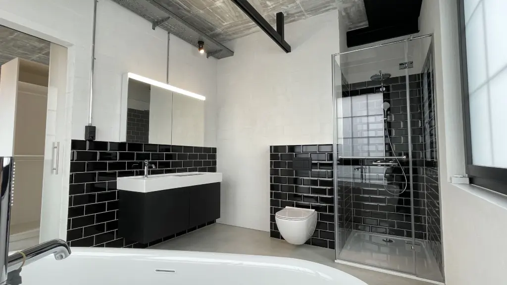Designbad mit dunklen Fliesen Schwarze Fliesen in Bad mit Duschkabine – moderne Gestaltung