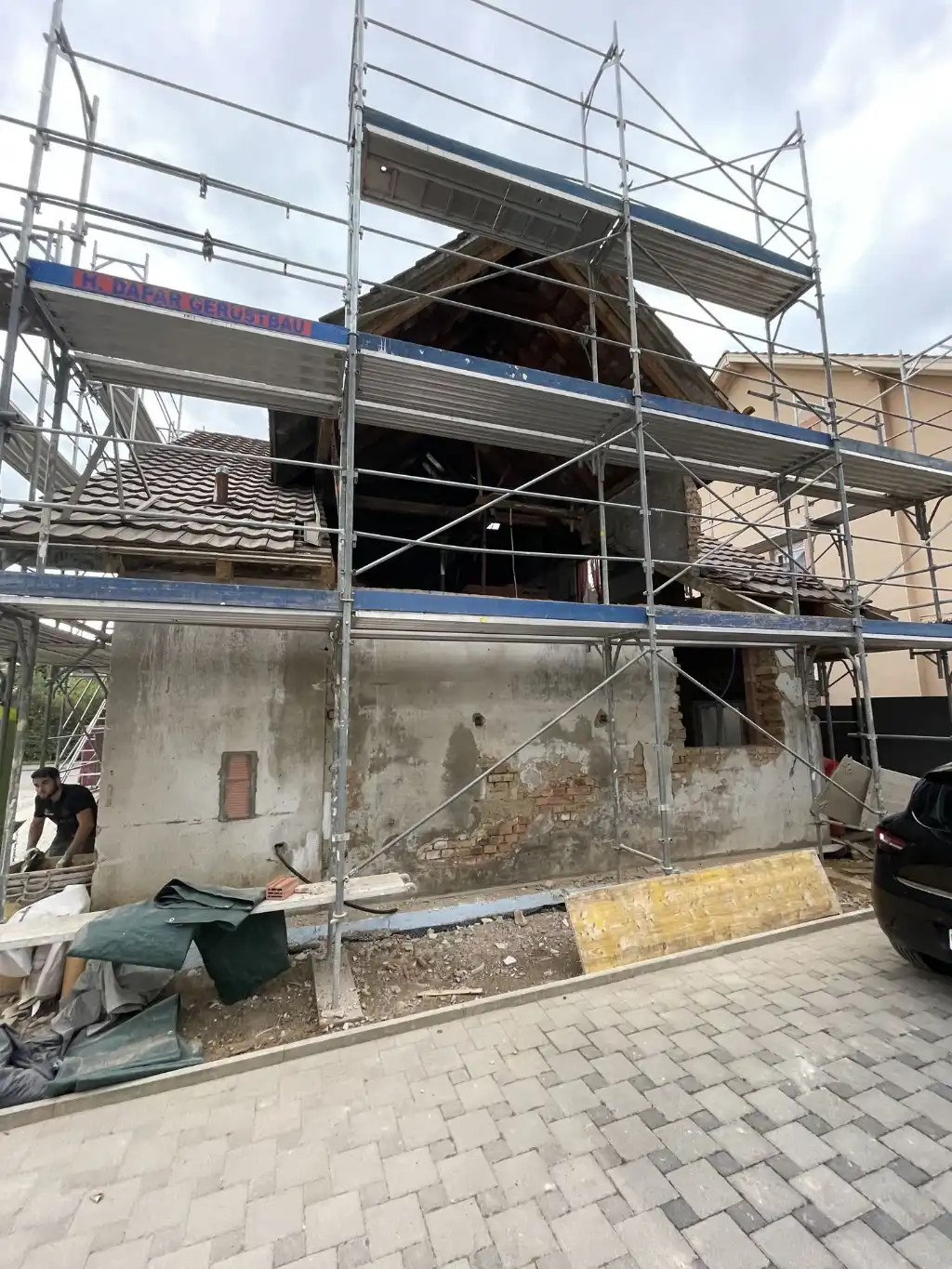 Aussenbereich in Fertigstellung – Betonarbeiten im Hausbau Betonarbeiten an Neubau mit Handwerkern vor Ort