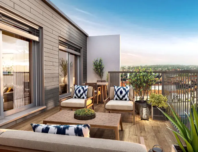 Terrasse einer modernen Wohnung mit Sitzmöbeln und Aussicht