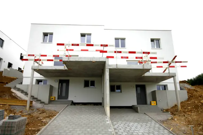 Neubau Doppelhaushälfte mit Carport – moderne Architektur im Bau