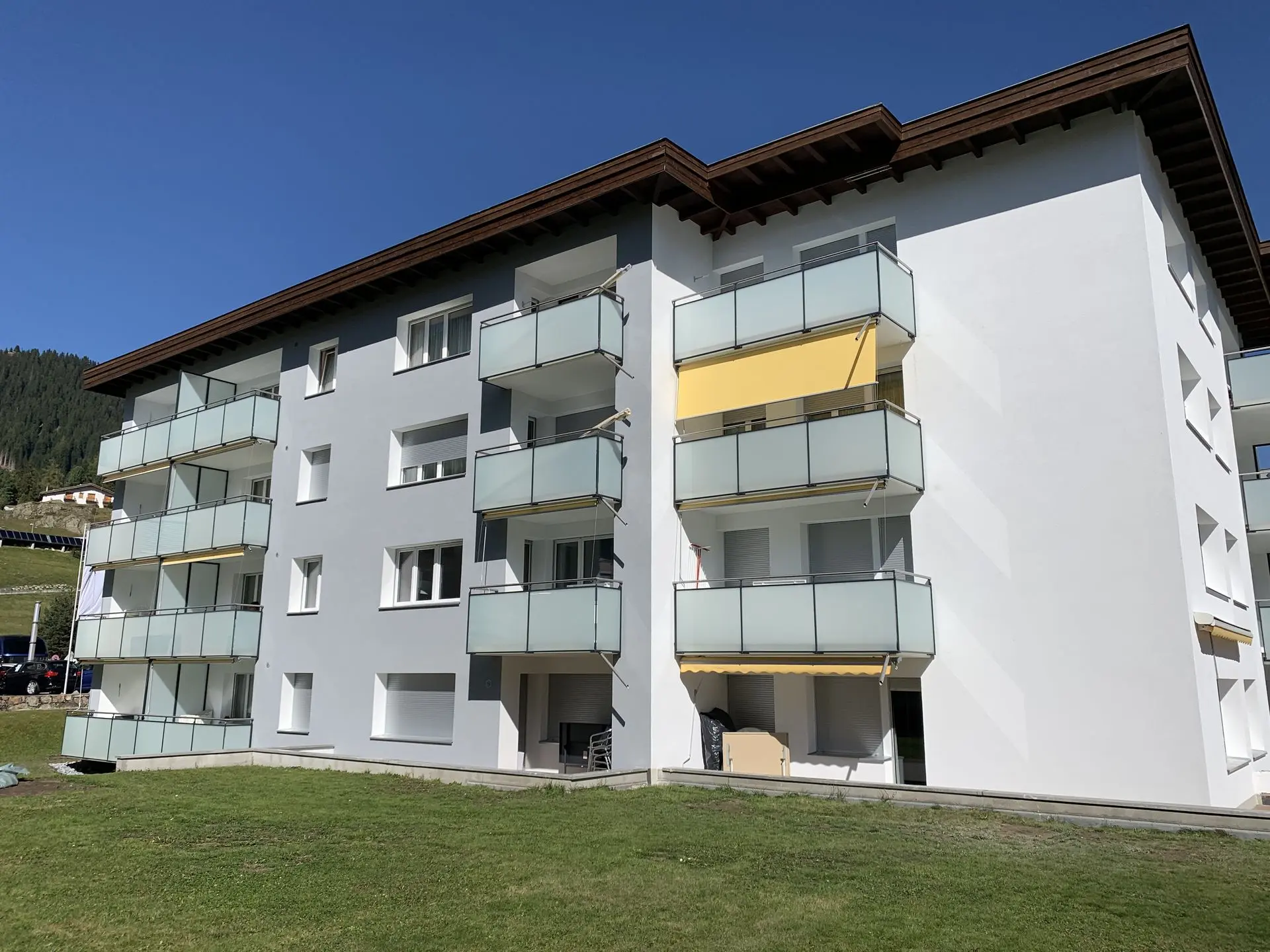 Mehrfamilienhaus mit Balkonen und gepflegtem Aussenbereich