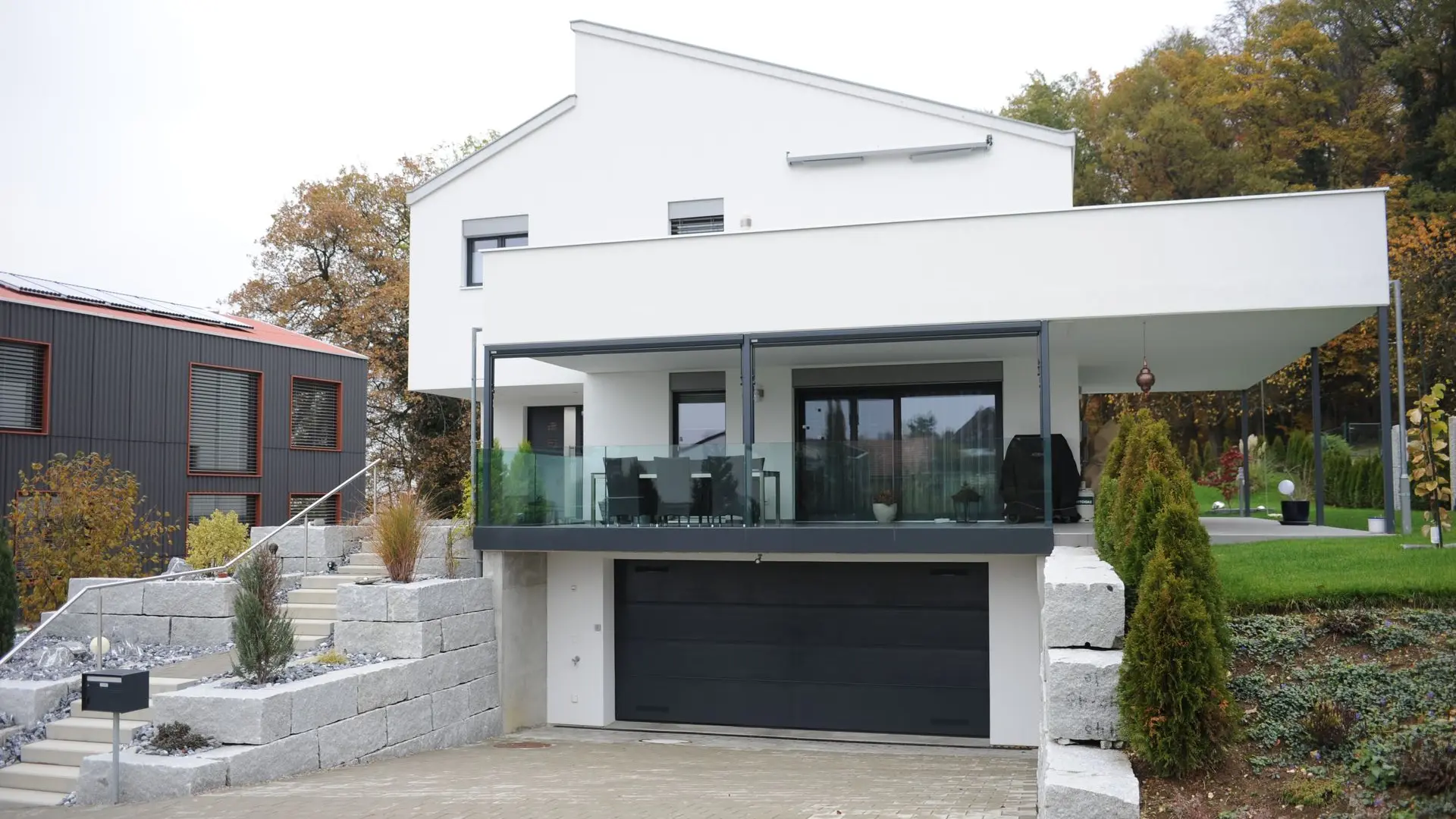 Professionelle Architekturskizze eines modernen Wohnhauses