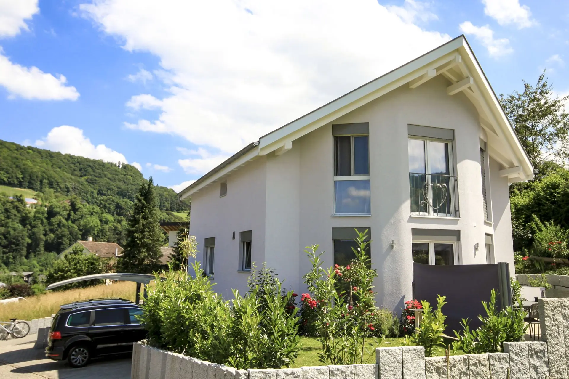 Freistehendes Einfamilienhaus mit Garten und Satteldach in ruhiger, grüner Umgebung