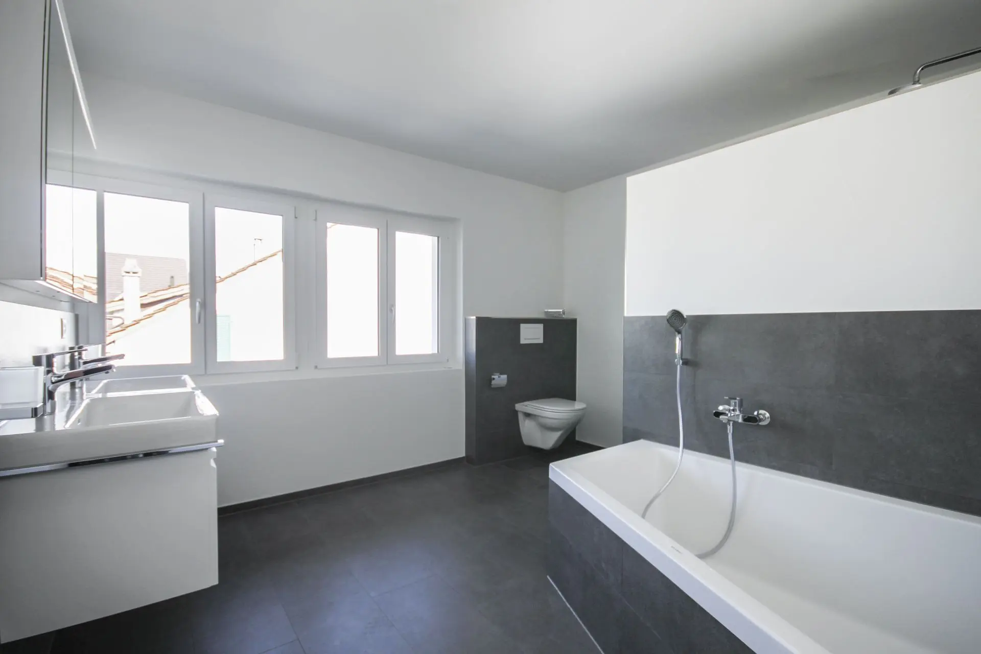 Badezimmer mit Badewanne und Tageslicht – neutral gehalten
