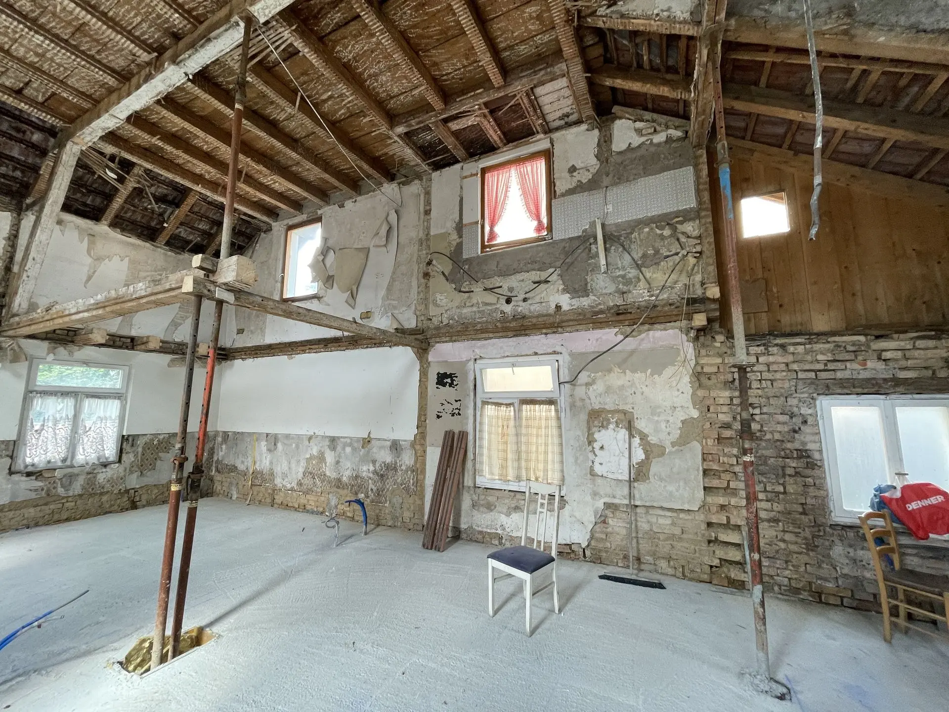 Freigelegte Dachkonstruktion in Scheune oder Altbau