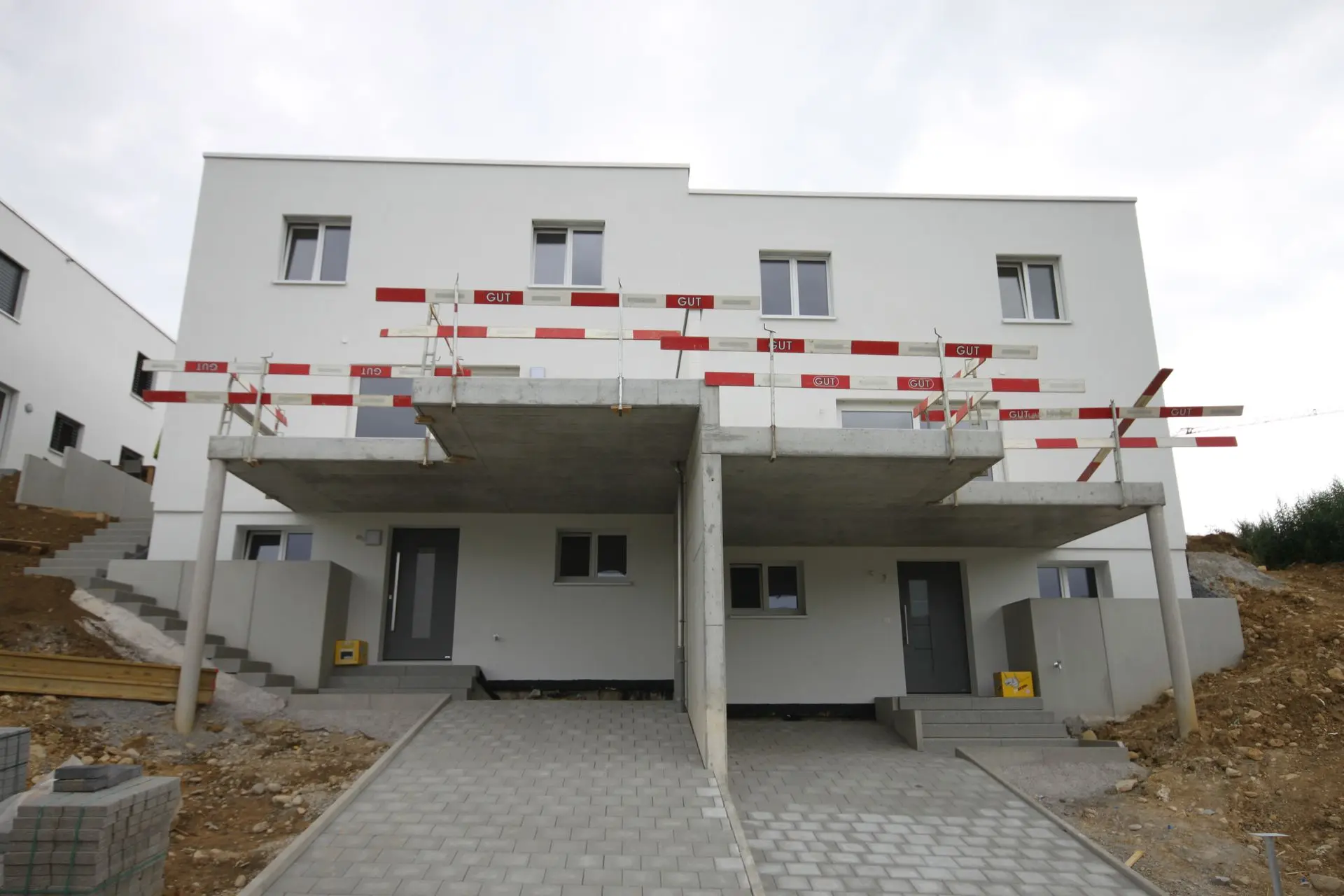 Neubau Doppelhaushälfte mit Carport – moderne Architektur im Bau