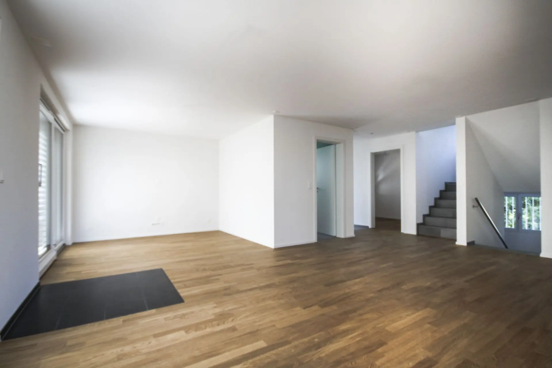 Helles Wohnzimmer mit Echtholzparkett und viel Tageslicht