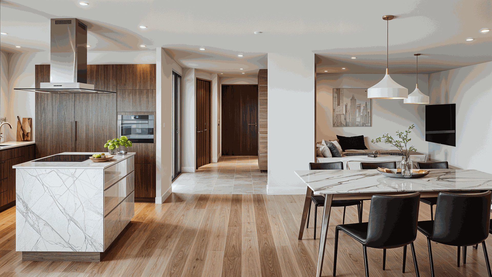 Innenvisualisierung – Offene Küche mit Essbereich und Wohnraum Moderne, offene Küche mit Marmorinsel, Einbaugeräten, Holzelementen und Essbereich mit Marmortisch und schwarzen Stühlen.