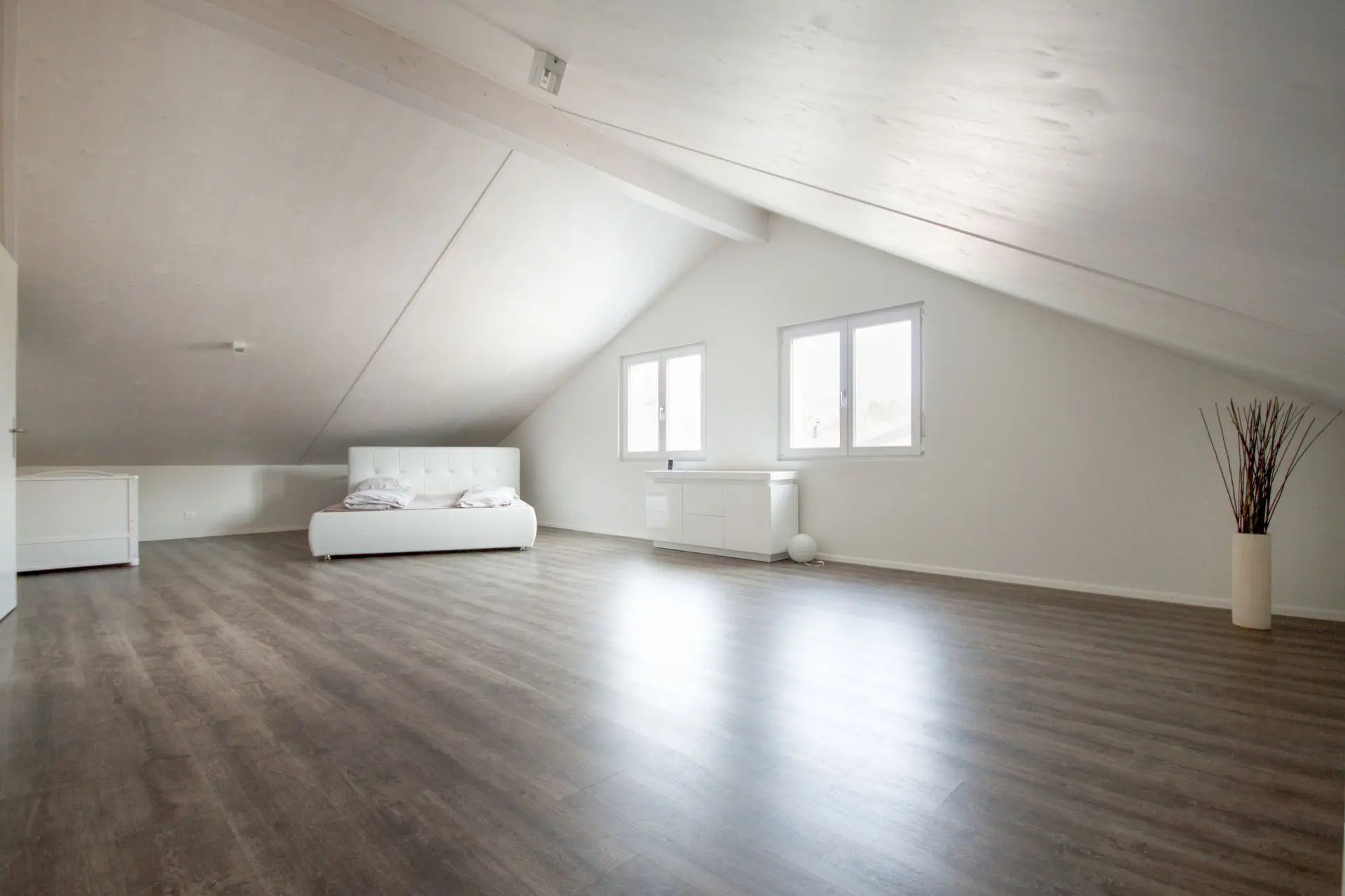 Schlafzimmer virtuell renoviert mit heller Raumgestaltung und klarer Linienführung