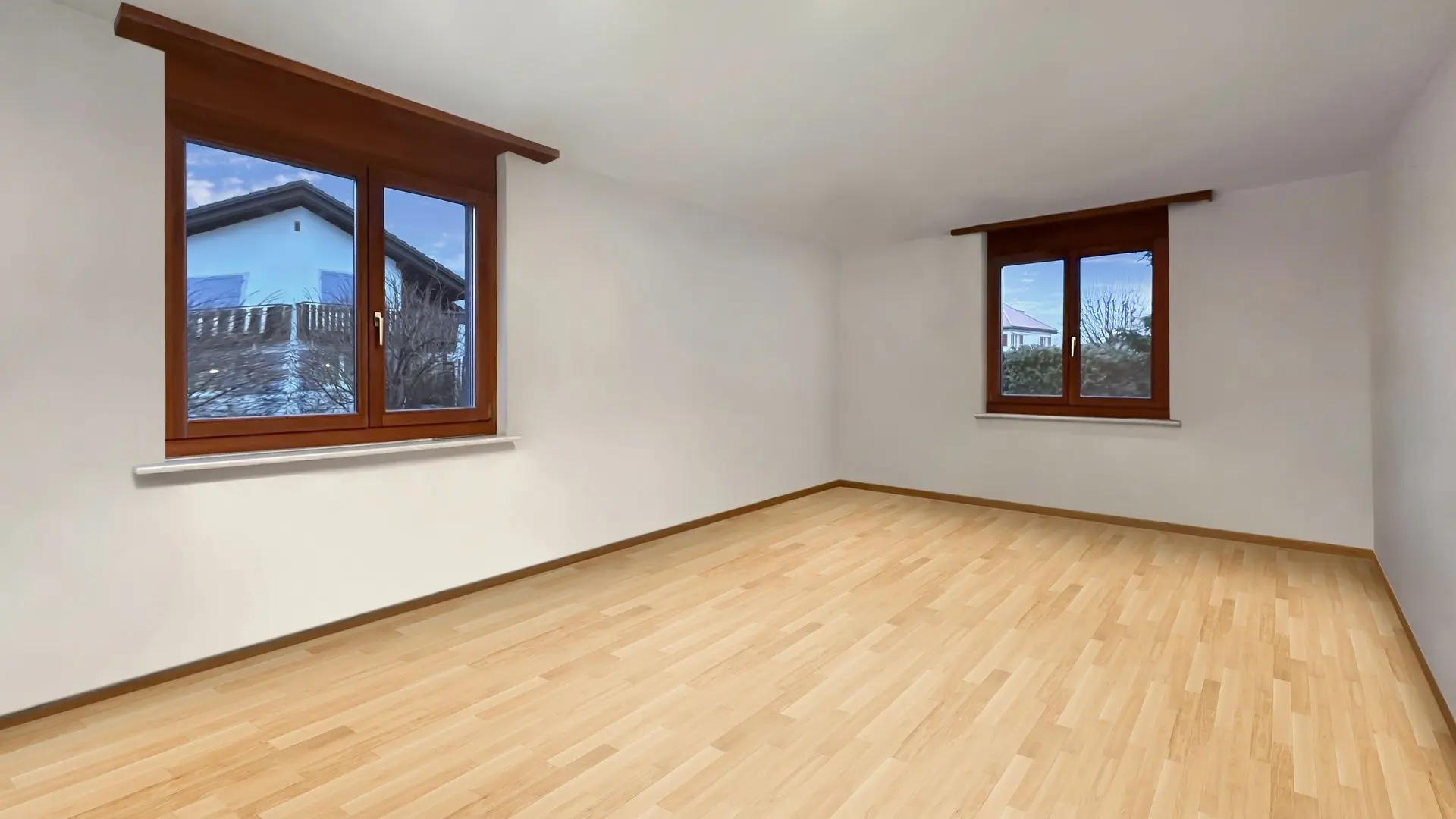 Virtual Staging leerer Raum mit Fenster und Parkettboden